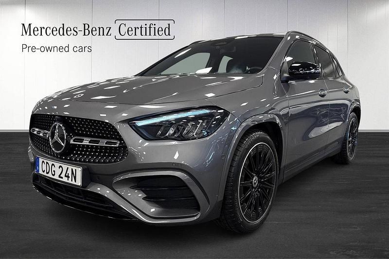 Mörkgrå Begagnad 2024 Mercedes GLA200 AMG SUV | 449 000 kr (Marknadspris) - Bild 1/4