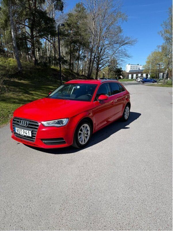 Röd Begagnad 2015 Audi A3 Sportback Attraction Halvkombi | 105 000 kr (Marknadspris) - Bild 1/4