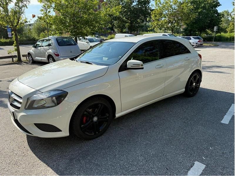 Vit Begagnad 2014 Mercedes A180 Urban Halvkombi | 118 000 kr (Marknadspris) - Bild 1/4