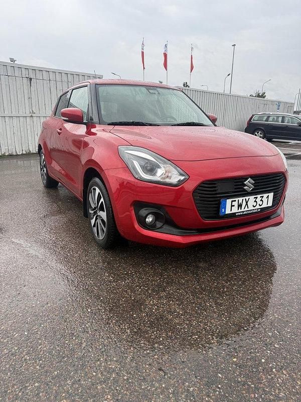 Röd Begagnad 2017 Suzuki Swift Halvkombi | 110 000 kr (Marknadspris) - Bild 1/4