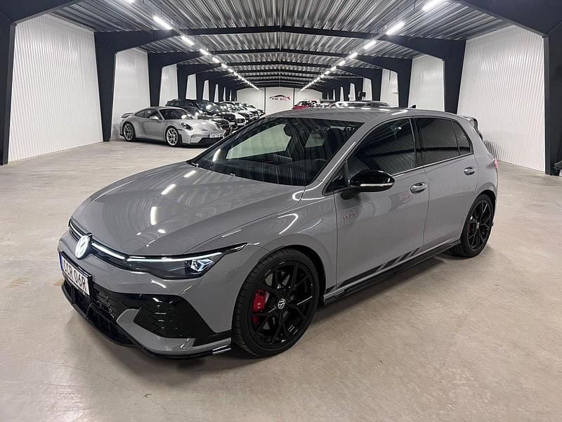 Grå Begagnad 2025 VW Golf VIII GTI Clubsport Halvkombi | 449 900 kr (Marknadspris) - Bild 1/4