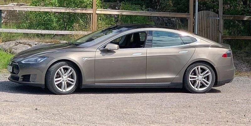Begagnad 2015 Tesla Model S Halvkombi | 210 000 kr (Superpris) - Bild 1/4