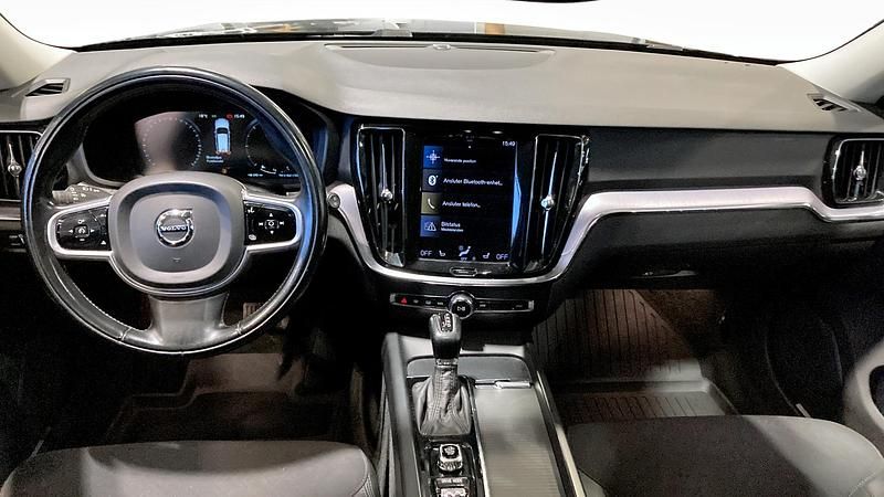 Begagnad Volvo V60 CC Momentum 190 HK (139 kW) 2021 Svart Kombi