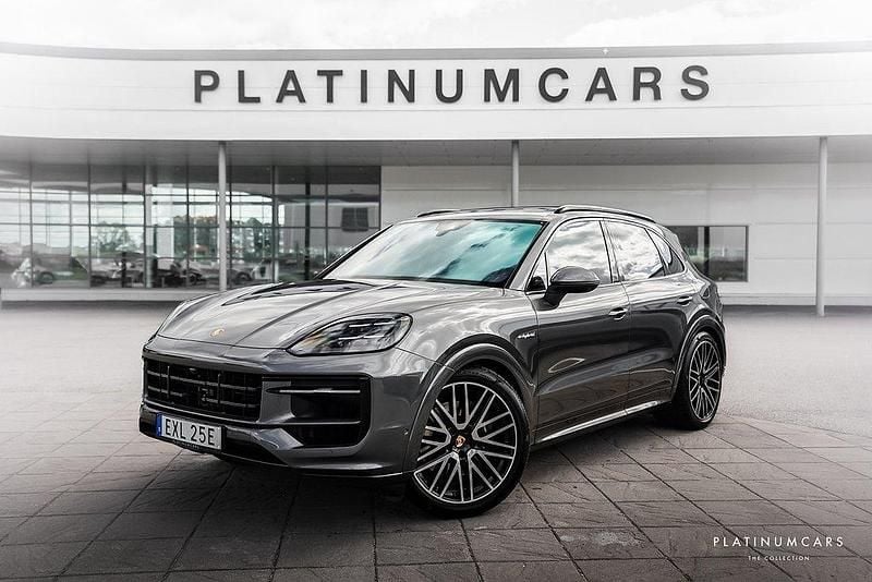 Mörkgrå Begagnad 2024 Porsche Cayenne SUV | 1 289 000 kr (Marknadspris) - Bild 1/4