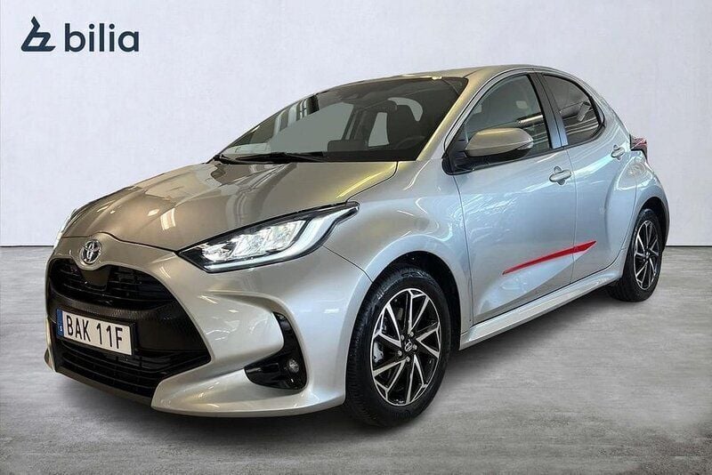 Silver Begagnad 2022 Toyota Yaris Hybrid Active Halvkombi | 224 900 kr (Marknadspris) - Bild 1/4