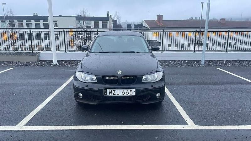 Sapphire black Begagnad 2006 BMW 120 Halvkombi | 56 000 kr (Lite dyr) - Bild 1/4