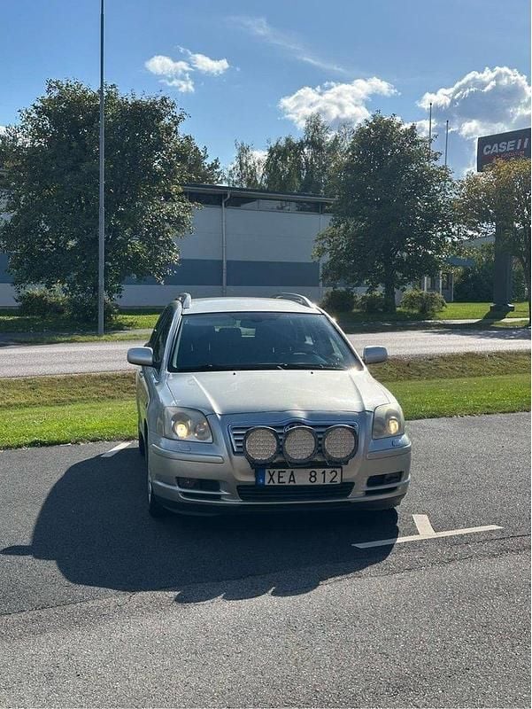 Silver Begagnad 2005 Toyota Avensis Kombi | 30 000 kr (Marknadspris) - Bild 1/4