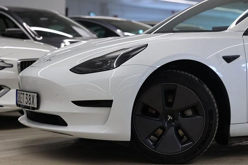 Begagnad Tesla Model 3 Standard Range 235 kW (320 HK) 2023 Vit Sedan
