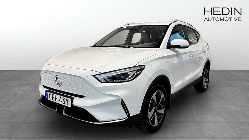 Vit (white) Begagnad 2022 MG ZS Comfort Halvkombi | 244 900 kr (Bra pris) - Bild 1/4