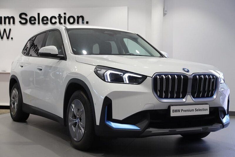 Vit Begagnad 2022 BMW iX1 Comfort Edition SUV | 419 000 kr (Superpris) - Bild 1/3