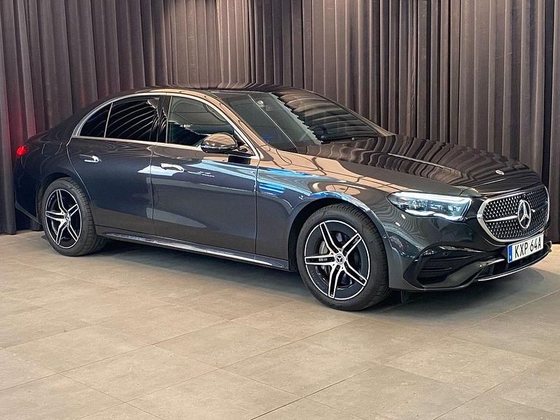 Grå (grå metallic) Begagnad 2024 Mercedes E300 AMG line Sedan | 649 000 kr (Marknadspris) - Bild 1/4