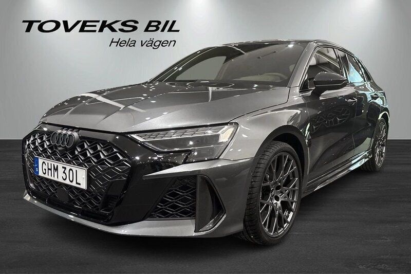 Grå (daytonagrå pärleffekt) Ny 2025 Audi RS3 Sportback Sport Halvkombi | 829 900 kr (Bra pris) - Bild 1/4