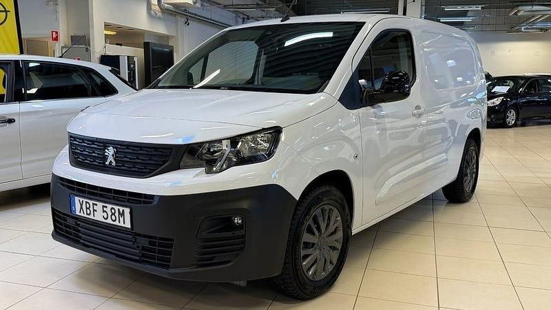 Begagnad Peugeot E-Partner 100 kW (136 HK) 2023 Vit Minibuss