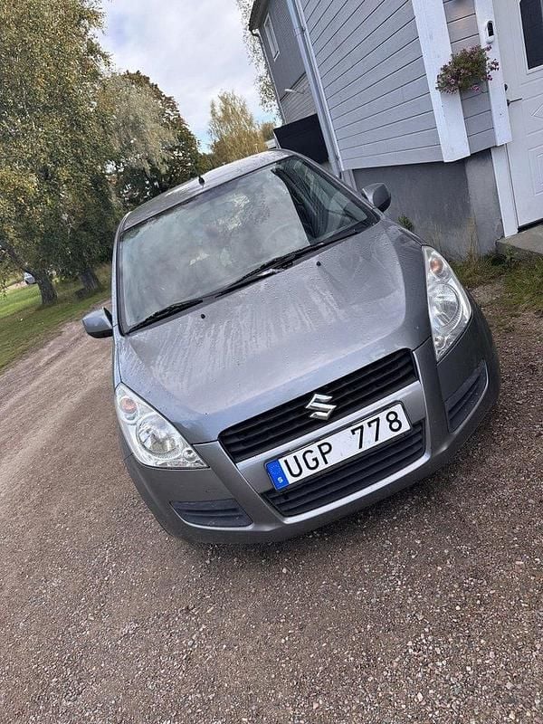 Grå Begagnad 2012 Suzuki Splash GLS Halvkombi | 37 000 kr (Marknadspris) - Bild 1/4