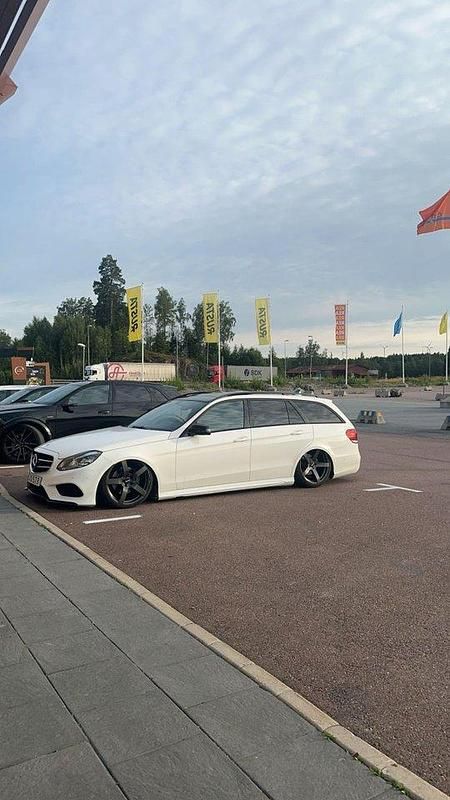 Vit Begagnad 2016 Mercedes E220 Kombi | 230 000 kr (Dyr) - Bild 1/4