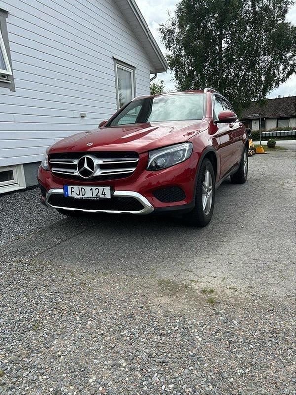 Röd Begagnad 2017 Mercedes GLC220 AMG SUV | 260 000 kr (Bra pris) - Bild 1/4