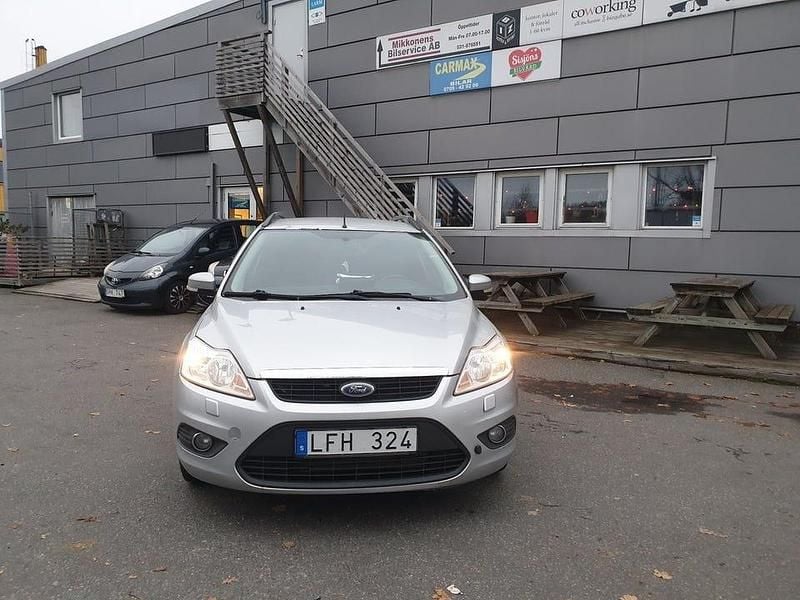 Grå Begagnad 2011 Ford Focus Platinum Kombi | 29 900 kr (Marknadspris) - Bild 1/4