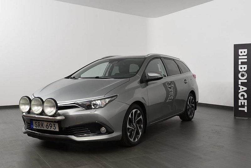 Ljusgrå Begagnad 2016 Toyota Auris Touring Sports Active Kombi | 109 800 kr (Marknadspris) - Bild 1/4