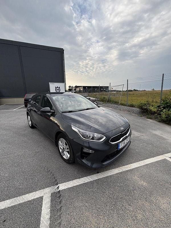 Grå Begagnad 2019 Kia Ceed Halvkombi | 145 000 kr (Marknadspris) - Bild 1/4