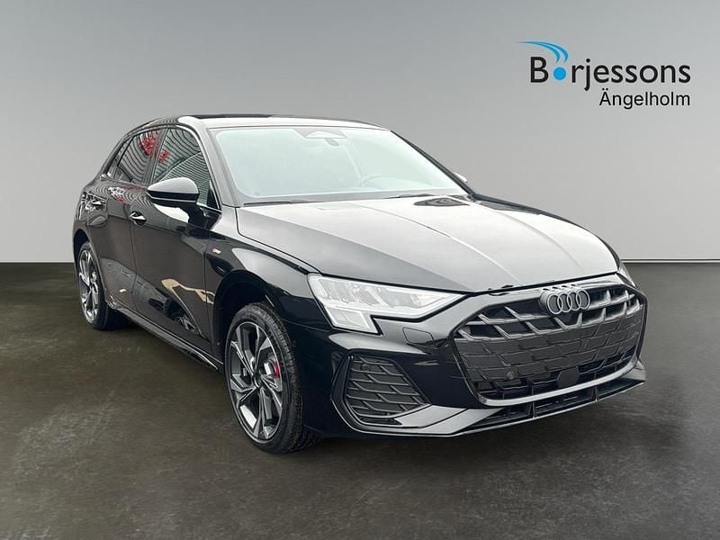 Svart Ny 2026 Audi A3 Sportback e-tron Design Halvkombi | 519 900 kr - Bild 1/4