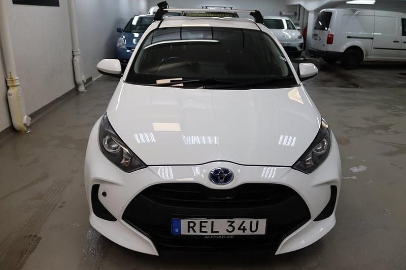 Begagnad Toyota Yaris Hybrid 116 HK (85 kW) 2021 Vit Halvkombi