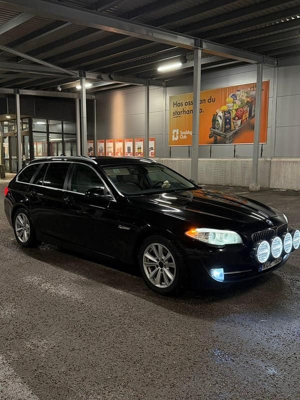 Svart Begagnad 2013 BMW 520 Kombi | 74 000 kr (Marknadspris) - Bild 1/4