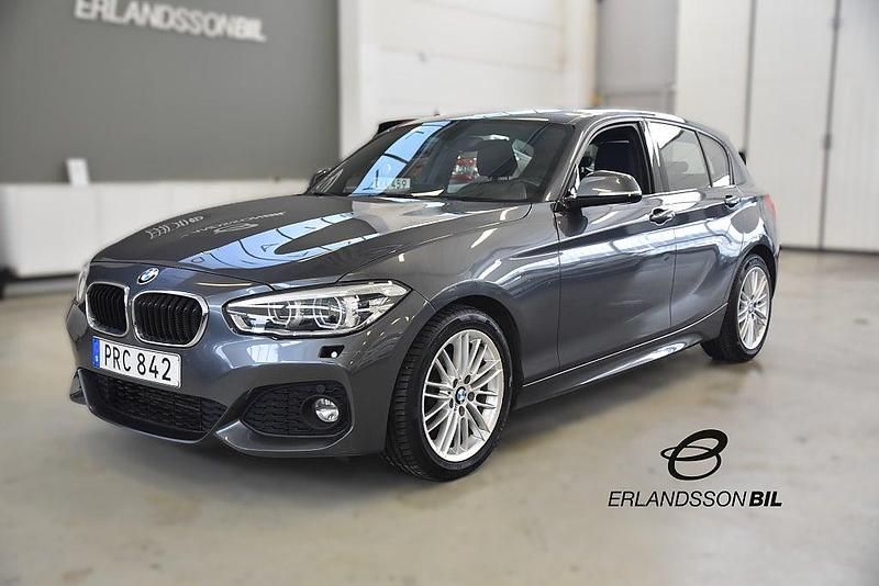 Grå Begagnad 2018 BMW 118 M Sport Halvkombi | 159 900 kr (Bra pris) - Bild 1/4