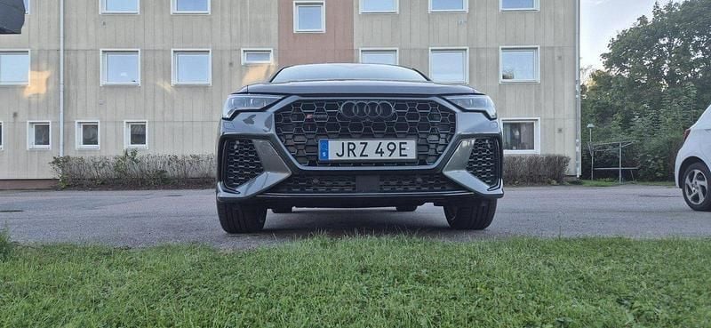 Grå Begagnad 2020 Audi Q3 Sportback Sport SUV | 600 000 kr (Bra pris) - Bild 1/4