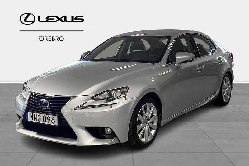 Silver Begagnad 2013 Lexus IS300h Sedan | 199 900 kr (Marknadspris) - Bild 1/4