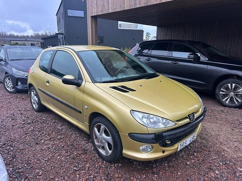 Guld Begagnad 2003 Peugeot 206 Halvkombi | 7 500 kr (Superpris) - Bild 1/4
