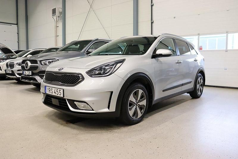 Grå Begagnad 2017 Kia Niro 2 SUV | 159 800 kr (Marknadspris) - Bild 1/4