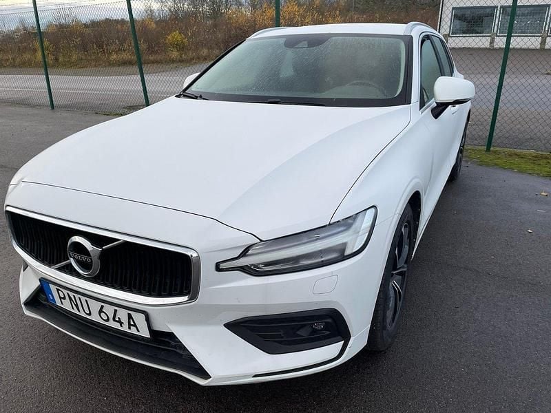 Vit (crystal white metallic) Begagnad 2021 Volvo V60 Kombi | 279 000 kr (Bra pris) - Bild 1/2