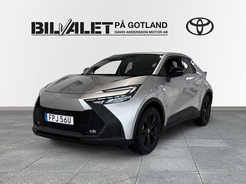 Silver (silver metallic) Begagnad 2025 Toyota C-HR SUV | 419 000 kr (Bra pris) - Bild 1/4