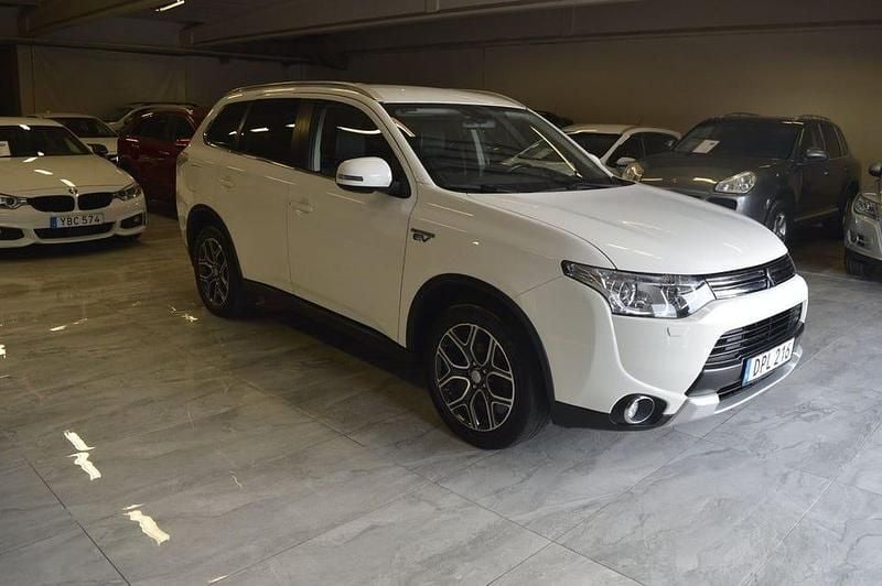 Begagnad Mitsubishi Outlander 203 HK (149 kW) 2016 Vit SUV