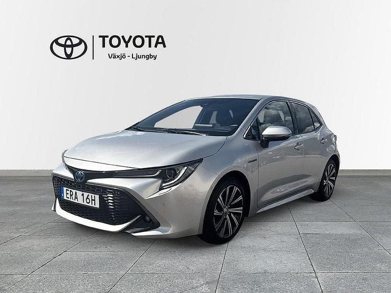 Silver Begagnad 2020 Toyota Corolla Hybrid Style Halvkombi | 249 000 kr (Marknadspris) - Bild 1/3