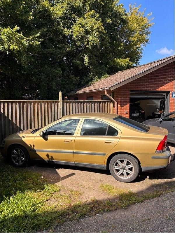 Gul Begagnad 2001 Volvo S60 Sedan | 12 900 kr (Bra pris) - Bild 1/4