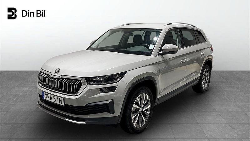 Grå Begagnad 2024 Skoda Kodiaq Style SUV | 439 900 kr (Bra pris) - Bild 1/4