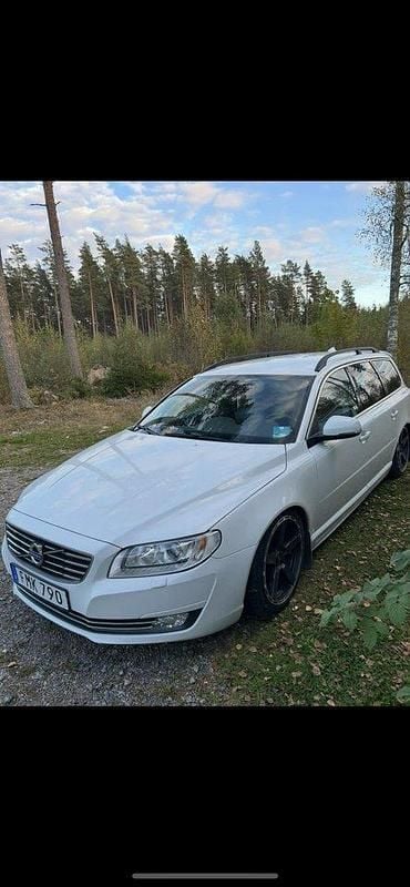 Vit Begagnad 2015 Volvo V70 Kombi | 126 000 kr (Lite dyr) - Bild 1/4