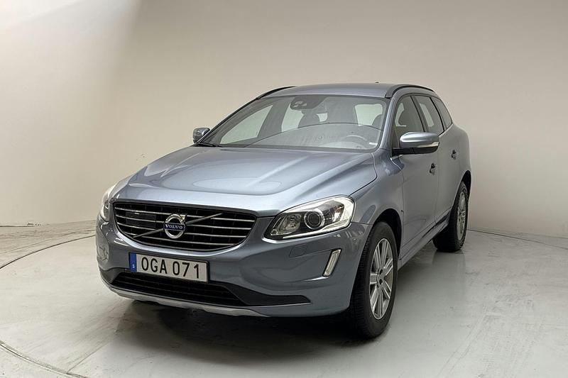Ljusblå Begagnad 2017 Volvo XC60 Momentum SUV | 201 000 kr (Marknadspris) - Bild 1/4