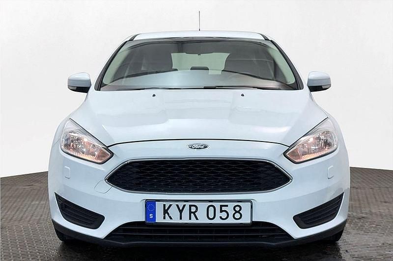 Begagnad Ford Focus Trend 101 HK (74 kW) 2015 Vit Halvkombi