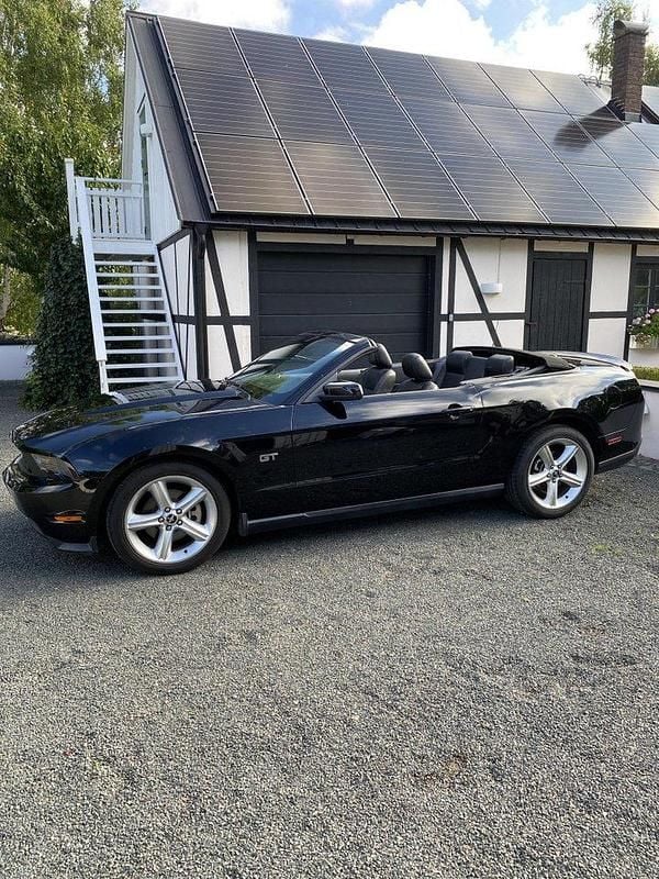 Svart Begagnad 2010 Ford Mustang GT Cab | 255 000 kr (Marknadspris) - Bild 1/4