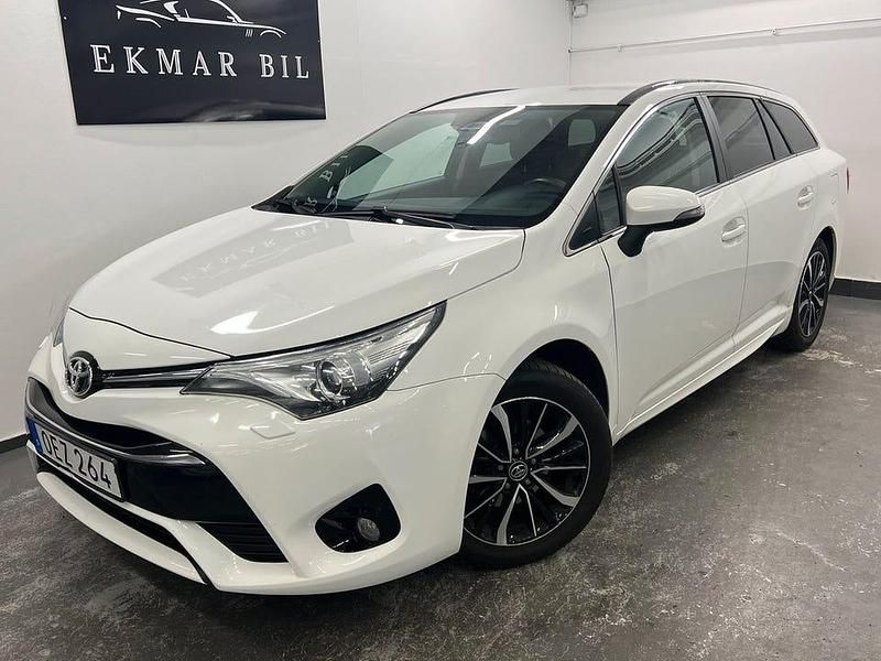 Vit Begagnad 2018 Toyota Avensis Kombi | 169 900 kr (Marknadspris) - Bild 1/4