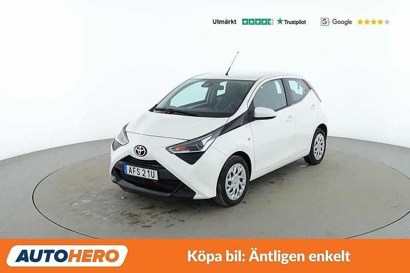 Vit Begagnad 2020 Toyota Aygo X-play Halvkombi | 106 000 kr (Marknadspris) - Bild 1/4