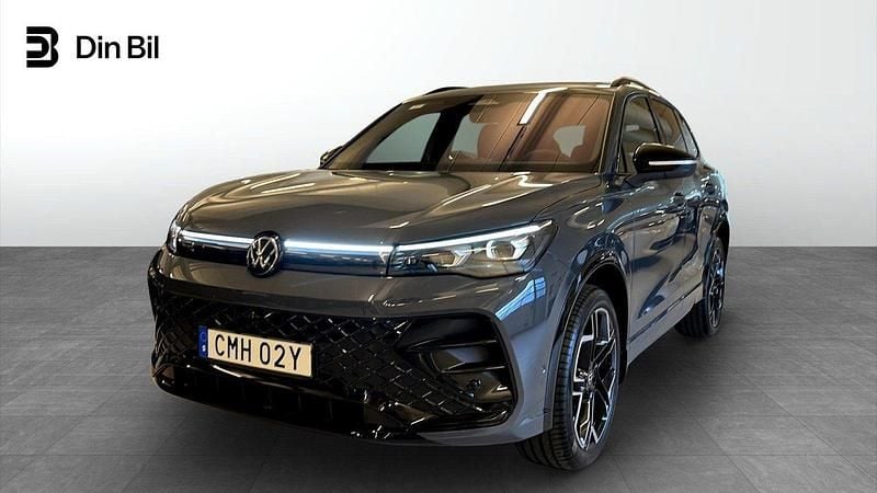 Mörkgrå Ny 2025 VW Tiguan R-line SUV | 599 900 kr (Lite dyr) - Bild 1/4