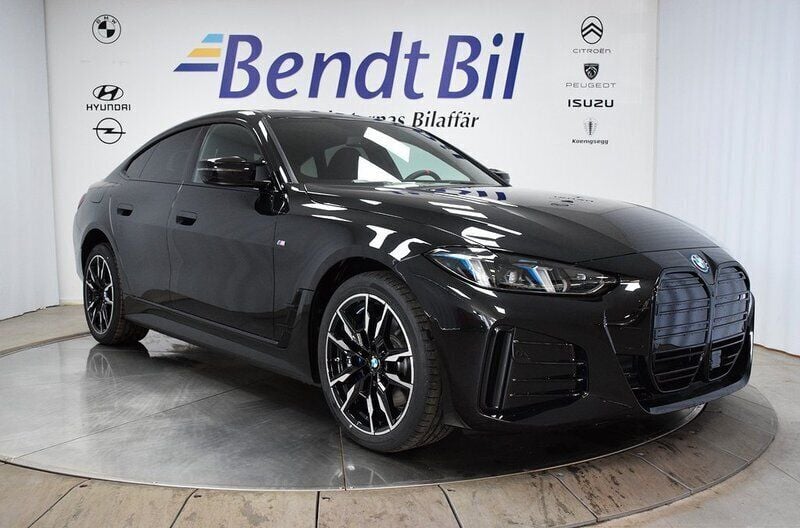 Black sapphire metallic Ny 2025 BMW i4 Comfort Edition Sedan | 804 500 kr (Bra pris) - Bild 1/3