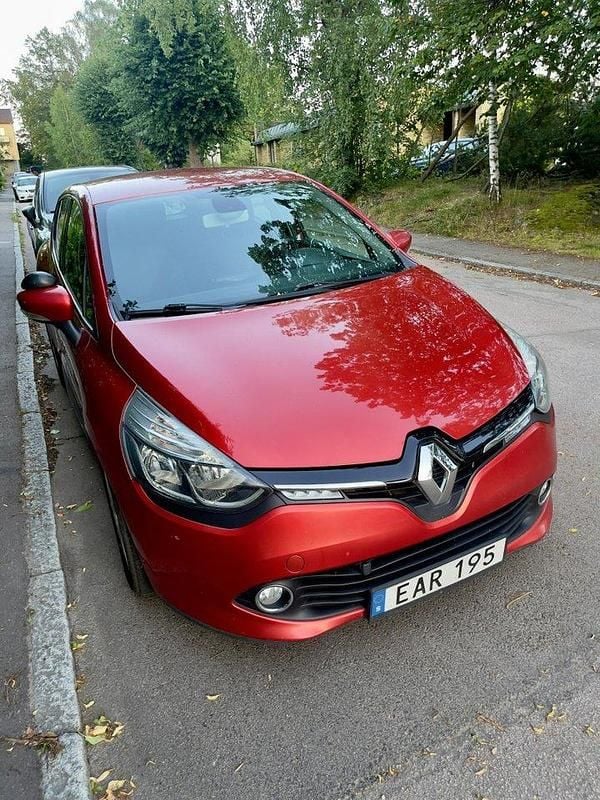 Röd Begagnad 2015 Renault Clio IV Halvkombi | 60 000 kr (Bra pris) - Bild 1/4