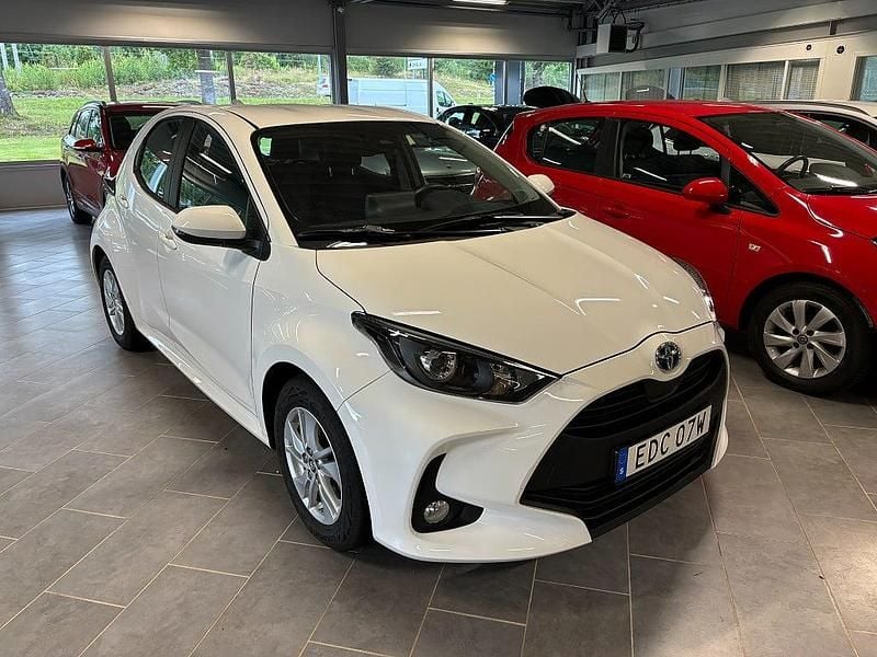 Vit Begagnad 2023 Toyota Yaris Hybrid Active Halvkombi | 219 500 kr (Marknadspris) - Bild 1/4