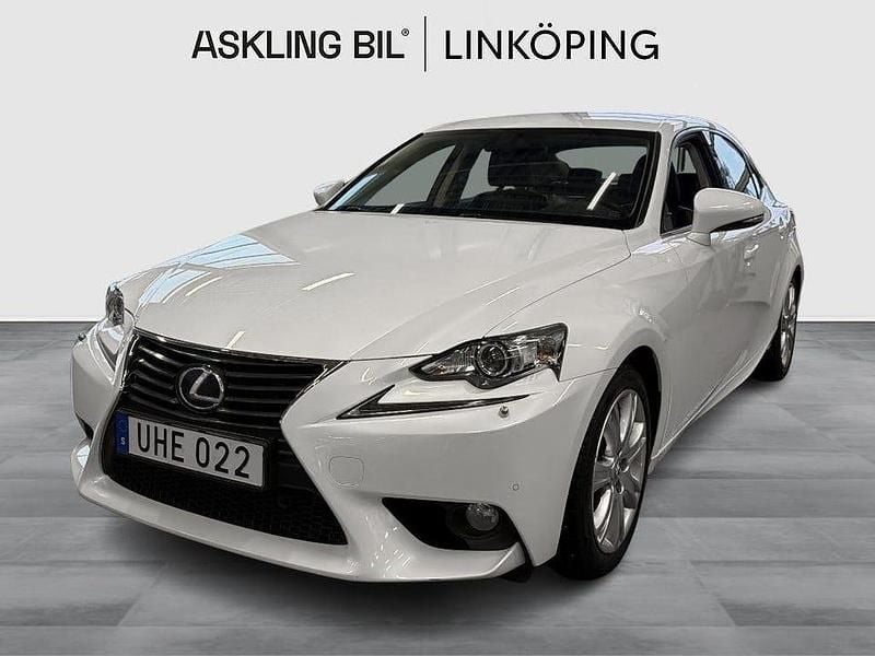Vit Begagnad 2013 Lexus IS300h Sedan | 189 000 kr (Lite dyr) - Bild 1/4