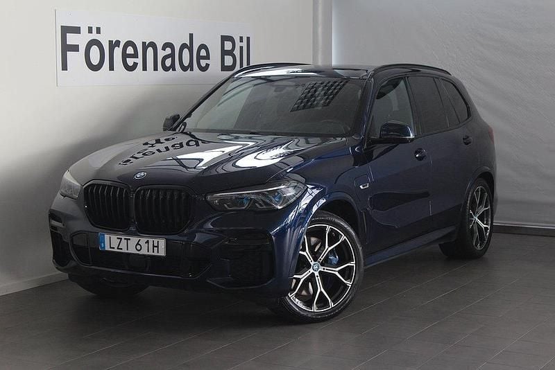 Blå Begagnad 2021 BMW X5 Comfort Edition SUV | 619 000 kr (Marknadspris) - Bild 1/4