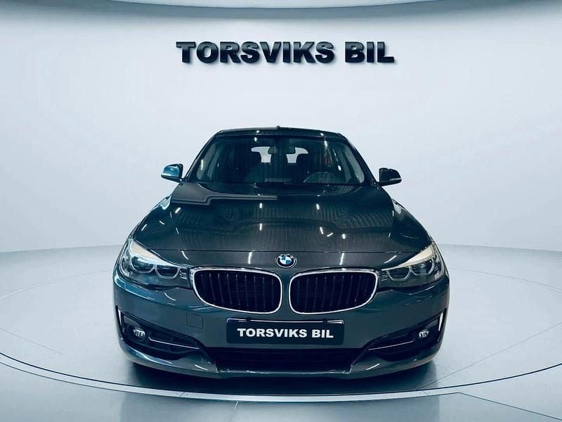Grå Begagnad 2017 BMW 320 Gran Turismo Sport Line Halvkombi | 159 900 kr (Marknadspris) - Bild 1/4